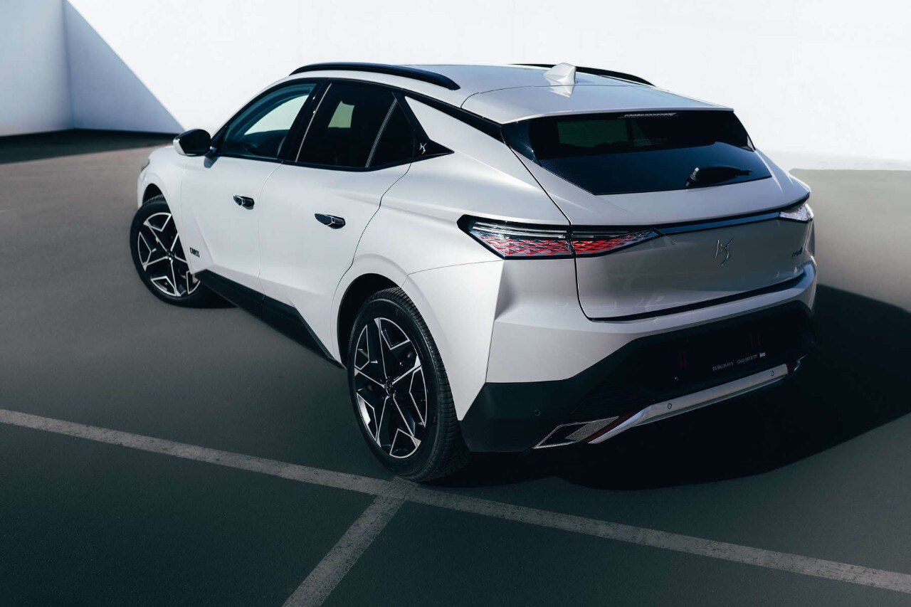 DS 4, ззаду з лівого боку