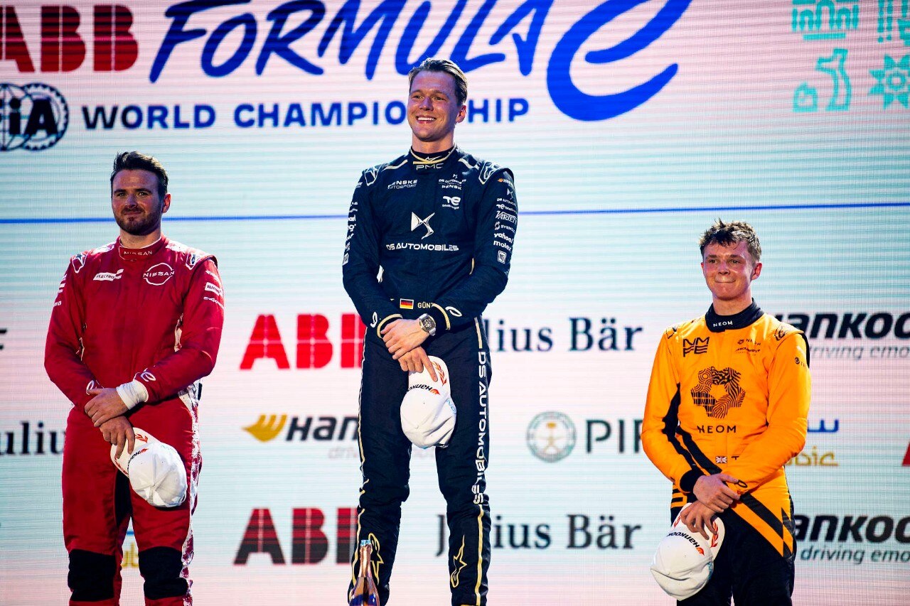 ROWLAND Oliver (gbr), Nissan Formula E Team, Nissan e-4ORCE, portrait, GUNTHER Maximilian (ger), DS Penske, DS E-Tense FE25, portrait, BARNARD Taylor (gbr), NEOM McLaren Formula E Team, Nissan e-4ORCE 05, portrait, celebrations, podium, portrait during the Jeddah City ePrix, 3rd and 4th round of the 2024-25 ABB FIA Formula E World Championship, on the Jeddah Corniche Circuit from February 13 to 15, 2024 in Jeddah, Saudi Arabia - Photo Fabrizio Boldoni / DPPI