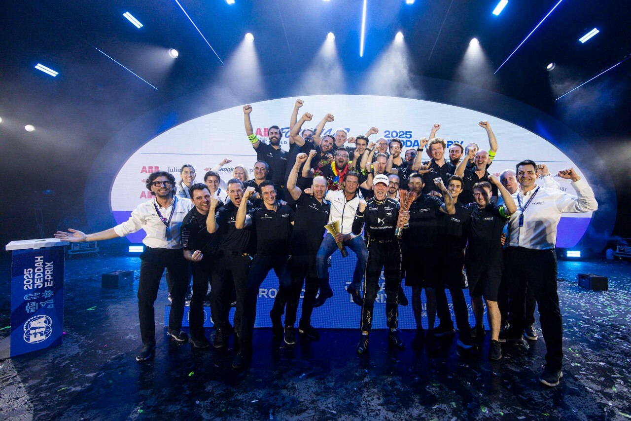 DS Family Picture on the podium portrait during the Jeddah City ePrix, 3rd and 4th round of the 2024-25 ABB FIA Formula E World Championship, on the Jeddah Corniche Circuit from February 13 to 15, 2024 in Jeddah, Saudi Arabia - Photo Formula E