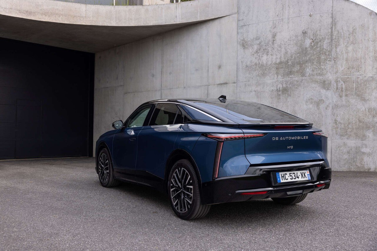 DS N°8 на стоянці біля дому, вигляд ззаду з лівого боку