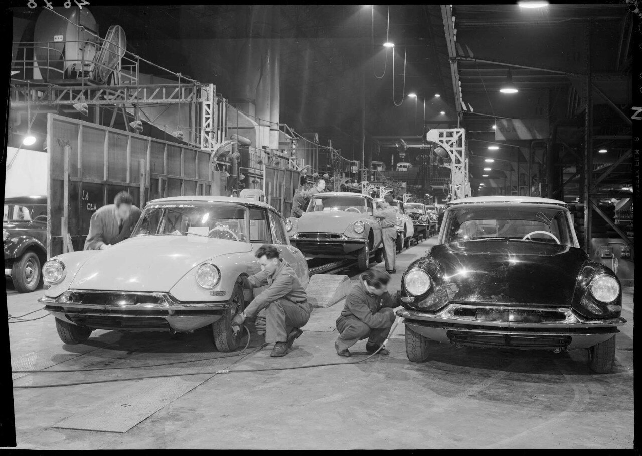Виробничий цех, де складали автомобілі DS 1955 року