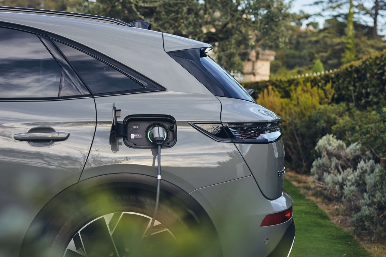 DS 7 E-TENSE у процесі заряджання