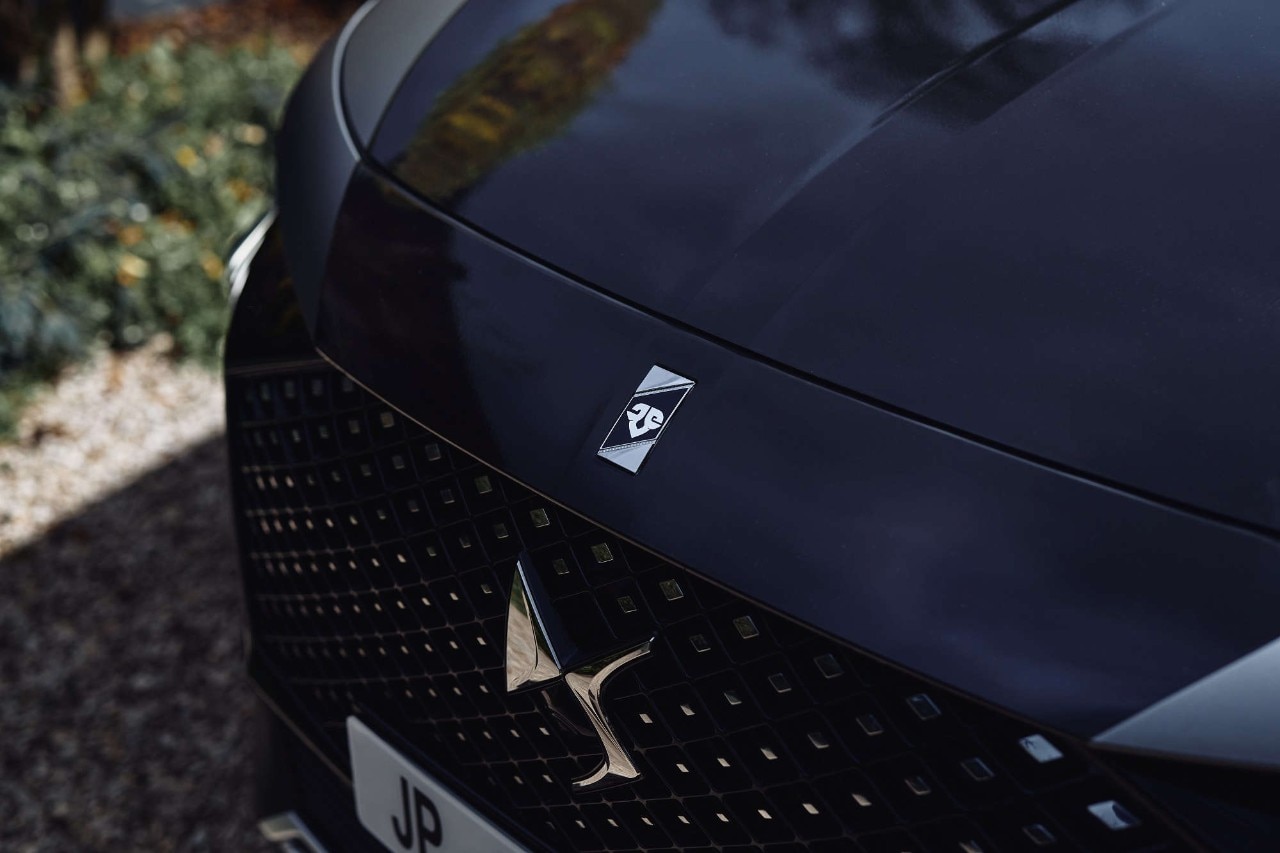 DS 7 E-TENSE 4×4 360, емблема на капоті