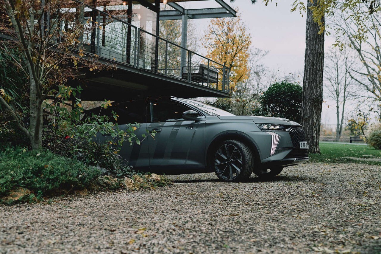 DS 7 E-TENSE 4×4 360 виїжджає з підземного гаража