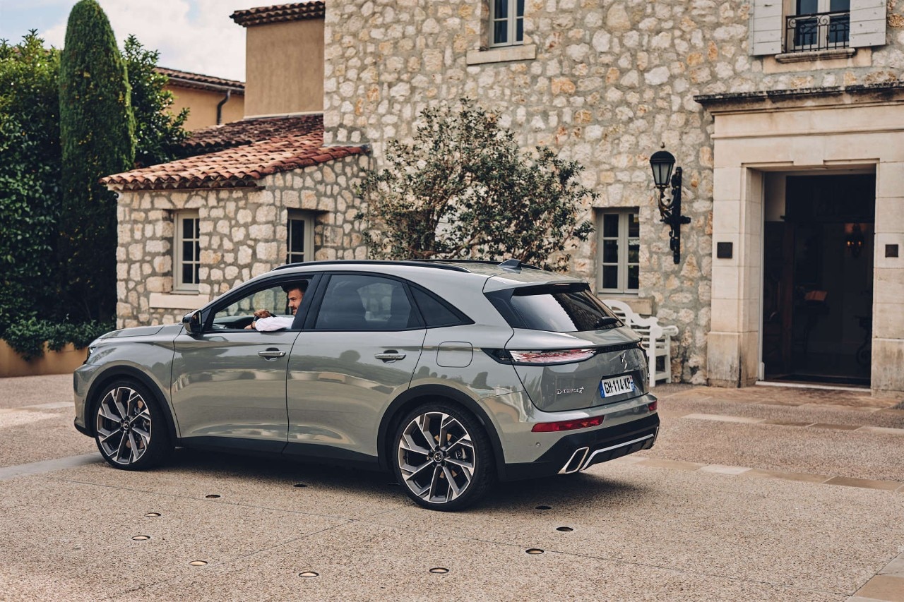 DS 7 E-TENSE біля будинку за містом
