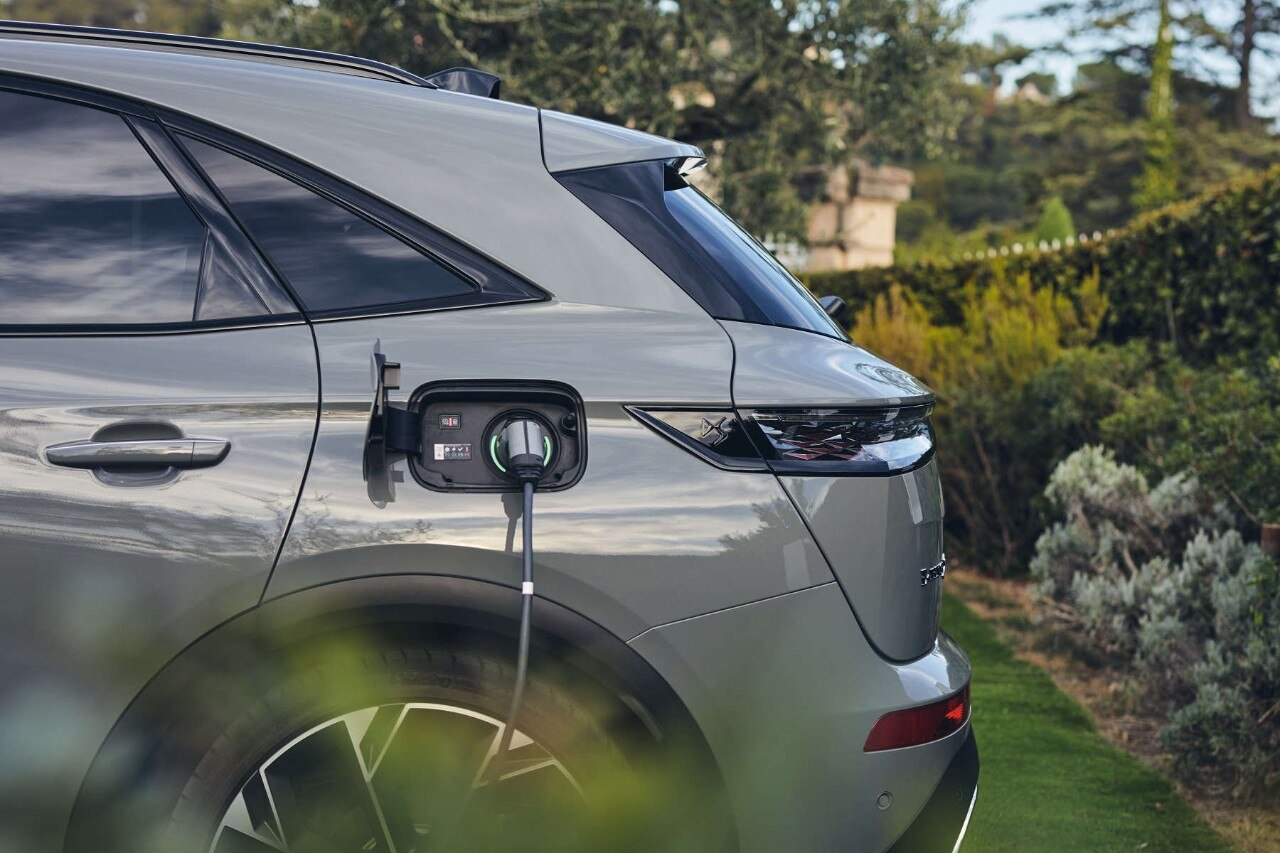 DS 7 E-TENSE у процесі заряджання