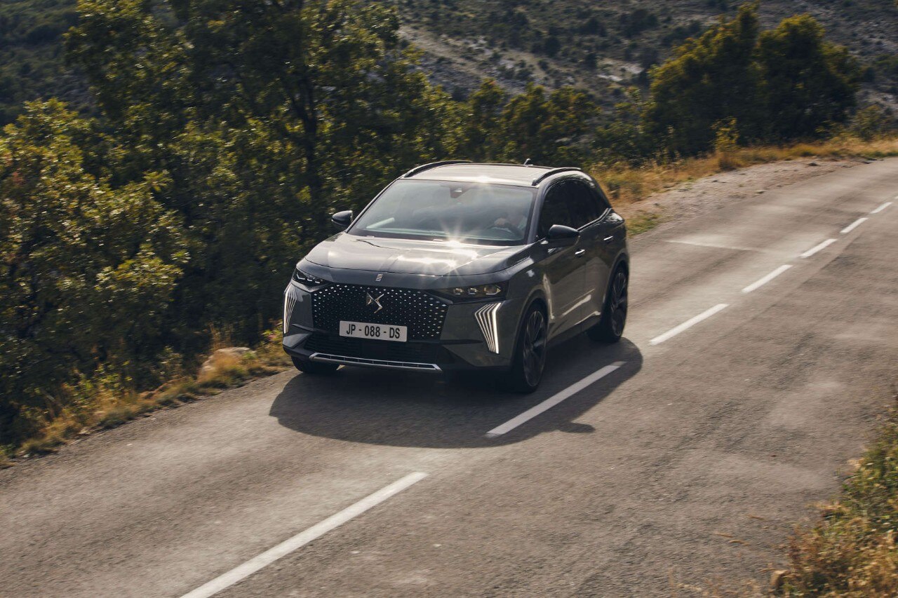 DS 7 E-TENSE мчить по дорозі за містом