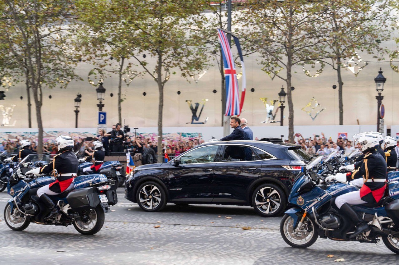 DS 7 CROSSBACK PRESIDENTIEL на параді