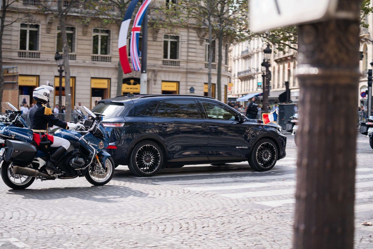 DS 7 CROSSBACK PRESIDENTIEL під час руху